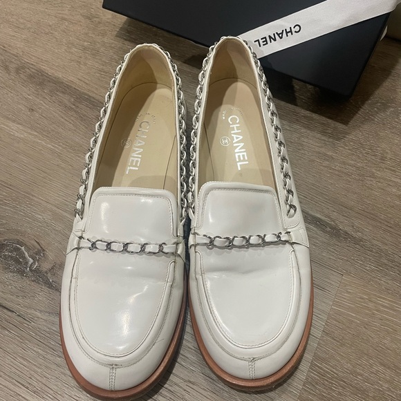 White patent leather Chanel loafers with chrome chain hardware - Picture 2 of 4